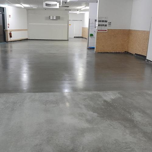 Weiterer Betonboden halb imprägniert
